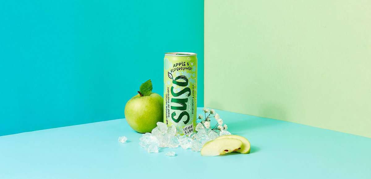 Apple & Elderflower can shot with real fruit and ice